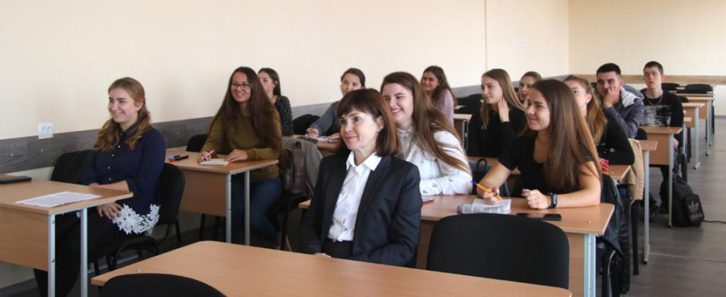 Студентам факультету іноземної філології читає лекції науковиця з Румунії