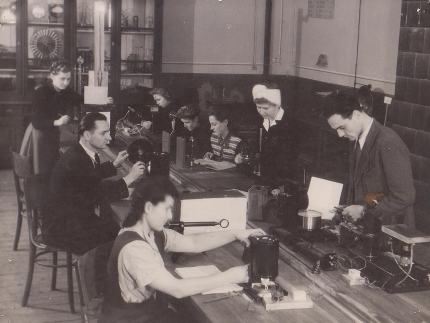 Студенти ІІІ курсу біологічного факультету на практичних заняттях в електролабораторії фізики, 1947